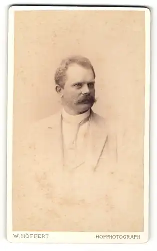 Fotografie W. Höffert, Berlin, Portrait Herr mit Schnauzbart in Anzug mit Krawatte