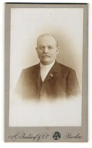 Fotografie A. Jandorf & Co., Berlin, Portrait älterer herr mit Oberlippenbart in Anzug
