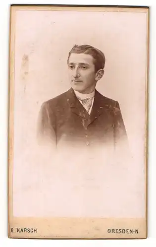 Fotografie G. Karsch, Dresden-N, Portrait junger Herr mit Seitenscheitel in Anzug mit Krawatte