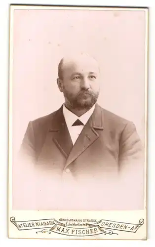 Fotografie Max Fischer, Dresden-A, Portrait bürgerlicher Herr mit Bart in Anzug