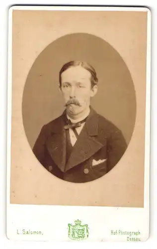 Fotografie L. Salomon, Dessau, Portrait junger Mann mit Bart in zeitgenöss. Kleidung