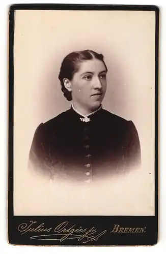 Fotografie Julius Ortgies jr., Bremen, Portrait junge Frau mit zusammengebundenem Haar