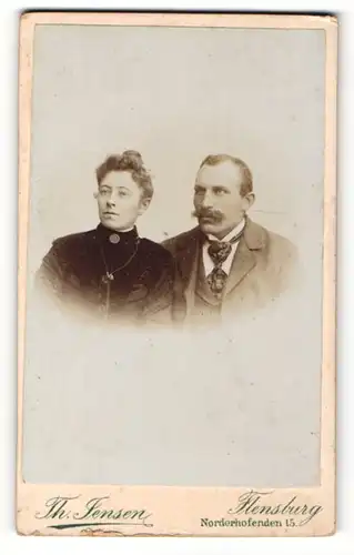 Fotografie Th. Jensen, Flensburg, Portrait eines bürgerlichen Paares