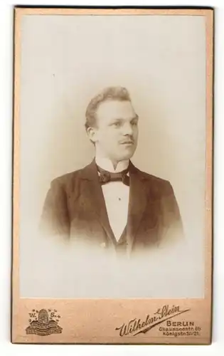 Fotografie Wilhelm Stein, Berlin, Portrait feiner Herr im Anzug mit Fliege