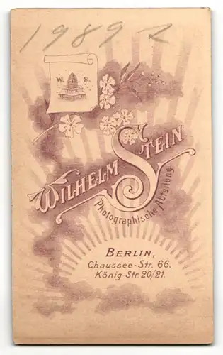 Fotografie Wilhelm Stein, Berlin, Portrait feiner Herr im Anzug mit Fliege