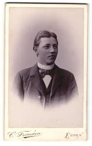 Fotografie C. Franken, Eupen, Portrait Knabe im Anzug mit Fliege