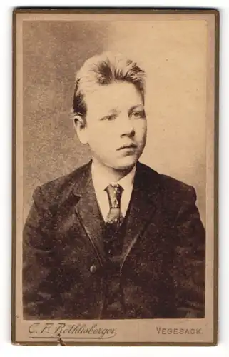 Fotografie C.F. Röthlisberger, Vegesack, Portrait Knabe im Anzug mit Krawatte