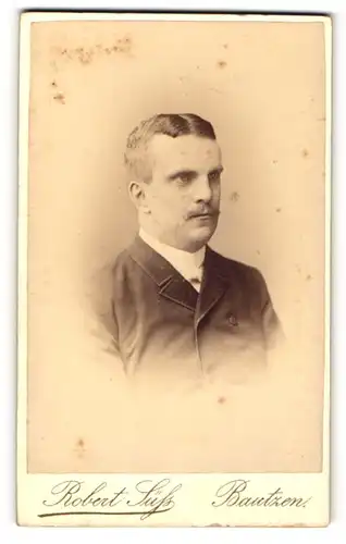 Fotografie Robert Süss, Bautzen, Portrait Herr mit Schnauzer im Anzug