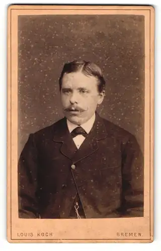Fotografie Louis Koch, Bremen, Portrait junger Herr im Anzug