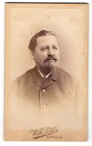 Fotografie Wilh. Pöllot, Darmstadt, betagter Herr mit Bart im Anzug
