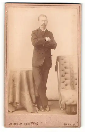 Fotografie Wilhelm Kersten, Berlin, Portrait Herr mit Brille im Anzug
