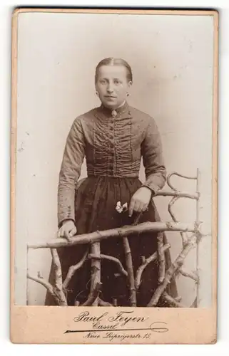 Fotografie Paul Feyen, Kassel, Portrait junge Dame im Kleid an einem Zaun