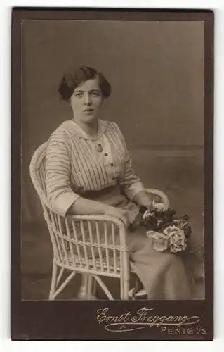 Fotografie Ernst Freygang, Penig / S., Portrait feine Dame in gestreifter Bluse mit Blumen
