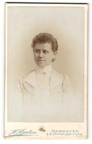 Fotografie H. Barten, Hannover, Portrait junge Dame in weisser Bluse