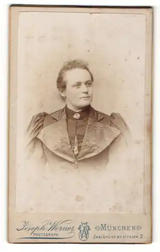 Fotografie Joseph Werner, München, Portrait schicke Dame in schwarzer Bulse