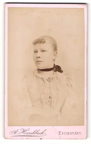 Fotografie A. Hirschbeck, Eichstätt, Portrait junges Mädchen in weisser Bluse