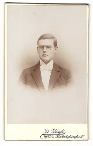 Fotografie Fr. Kraft, Herne / W., Portrait junger Mann mit Zwicker im Anzug