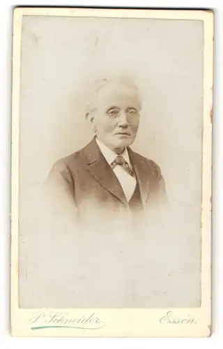 Fotografie P. Schneider, Essen, Portrait betagter Herr im Anzug mit Brille