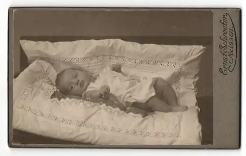 Fotografie Ernst Schroeter, Meissen, kleines Baby im weissen Hemdchen auf einem Kopfkissen