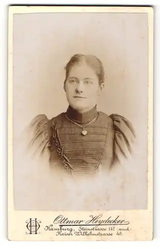 Fotografie Ottmar Heydecker, Hamburg, Portrait Fräulein mit zusammengebundenem Haar