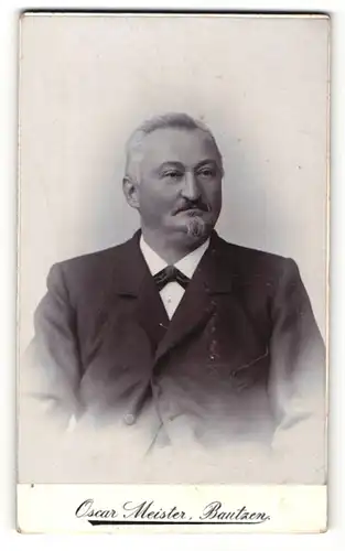 Fotografie Oscar Meister, Bautzen, älterer Herr mit Schnauzer, Spitzbart und weissen Haaren