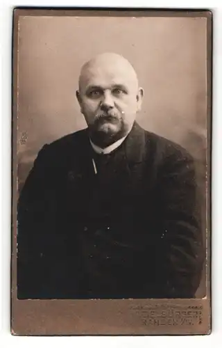 Fotografie W. Tielbürger, Rahden i. W., älterer Mann mit Schnauzbart in Anzug blickt in die Kamera
