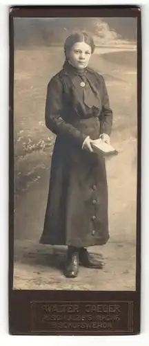 Fotografie Walter Jäger H. Schulze`s Nachf. , Bischofswerda, junges Mädchen im langen Kleid mit Buch, Konfirmation