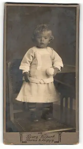 Fotografie Georg Volpert, Borna b. Leipzig, kleines Kind mit blonden lockigen Haaren hat einen Ball in der Hand, Horst