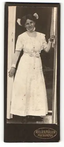 Fotografie Atelier Müller, Poessneck, Portrait hübsch gekleidete Dame in der Tür stehend