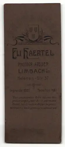 Fotografie Eli Haertel, Limbach i / Sa., Portrait elegant gekleideter Herr mit Fotos an Tisch gelehnt