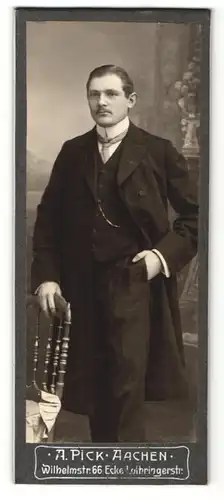 Fotografie A. Pick, Aachen, Portrait elegant gekleideter Herr mit Schnurrbart an Stuhl gelehnt