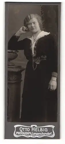 Fotografie Otto Helbig, Langenchursdorf, Portrait junge Dame in modischer Kleidung an Sockel gelehnt