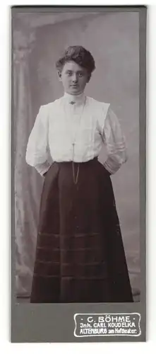 Fotografie C. Böhme, Altenburg, Portrait junge Dame in weisser Bluse mit Kragenbrosche