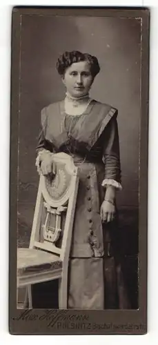 Fotografie Max Hoffmann, Pulsnitz, Portrait modisch gekleidete Dame an Stuhl gelehnt