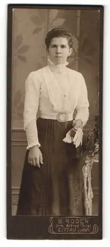 Fotografie B. Boden, Zittau, Frau mit ernster Miene