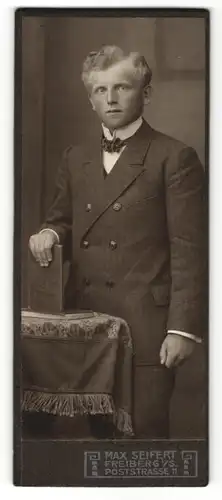 Fotografie Max Seifert, Freiberg i. Sa., Herr in elegantem Anzug mit Querbinder