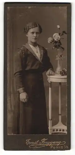 Fotografie Ernst Freygang, Penig i. S., Dame mit Wasserwellenfrisur in langärmligem Kleid