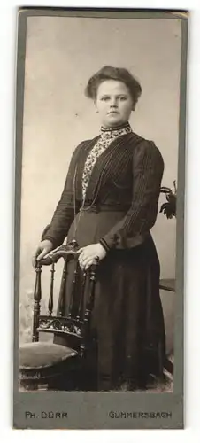 Fotografie Ph. Dürr, Gummersbach, Frau mit Hochsteckfrisur in plissiertem Kleid