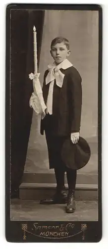 Fotografie Samson & Co. München, Junge mit Schleife im Anzug mit dekorierter Kerze