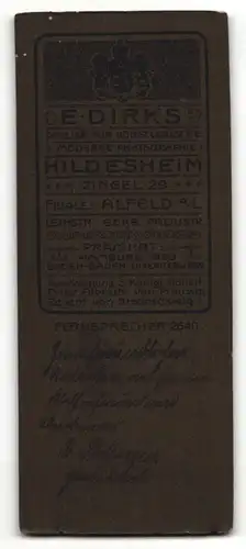 Fotografie E. Dirks, Hildesheim, Herr mit Schnurrbart in langem Mantel