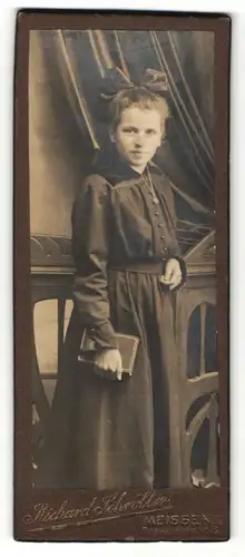 Fotografie Richard Schröller, Meissen, Mädchen mit Haarschleife in langem Knopfkleid