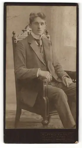 Fotografie Alfred Kunert, Recklinghausen, Portrait sitzender Herr im Anzug mit Krawatte