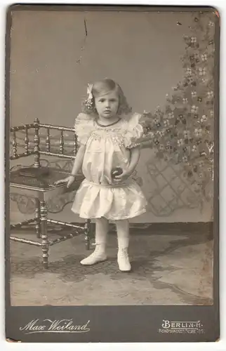 Fotografie Max Weiland, Berlin-N, Portrait kleines Mädchen in Kleid