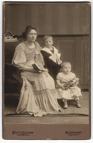Fotografie Wolff & Leonard, Berlin-Wilmersdorf, Portrait Mutter mit zwei Kindern