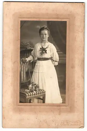 Fotografie A. Dietrich, Glauchau, Portrait weiss gekleidete Dame mit Ansteckblumen und Blumenstauss