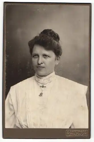 Fotografie J. Hartmann, Bayreuth, Portrait hübsch gekleidete Dame mit Hochsteckfrisur und Halskette