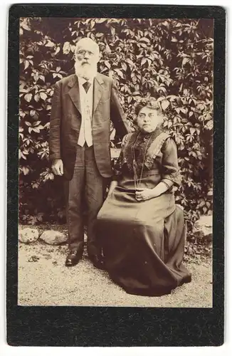 Fotografie unbekannter Fotograf, Wehen i. Taunus, Portrait sitzende ältere Dame mit Mann in eleganter Kleidung