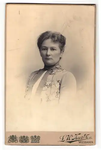 Fotografie L. W. Kurtz, Wiesbaden, Portrait bürgerliche Dame im modischen Kleid mit Kragenbrosche