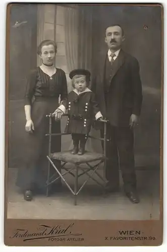 Fotografie Ferdinand Kral, Wien, Portrait junge Familie in festlicher Kleidung