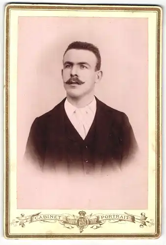 Fotografie Cabinet-Portrait, unbekannter Ort, Portrait bürgerlicher Herr im Anzug mit Krawatte und Schnauzbart
